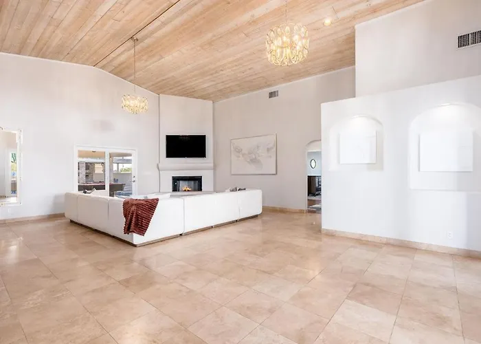 Villa 67th Street *
